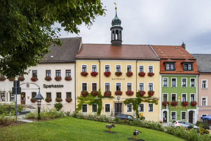 Historisches Rathaus am Marktplatz von Stolpen, Sachsen, Deutschland.