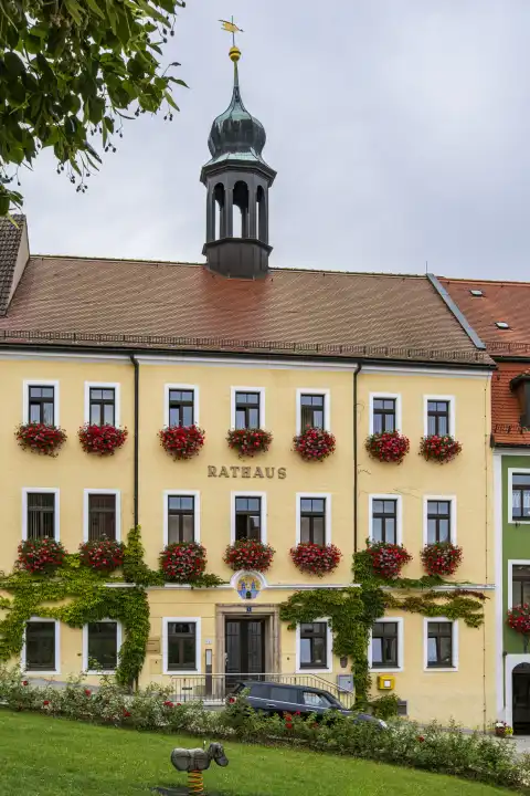 Historisches Rathaus am Marktplatz von Stolpen, Sachsen, Deutschland.
