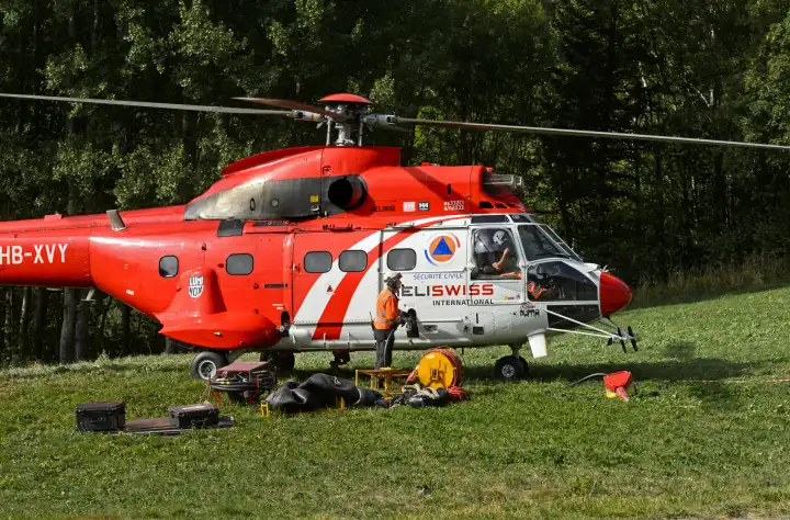 Mehrzweck-Transporthelikopter AS 332 Super Puma C1 der Firma Heliswiss International AG wird betankt, Wallis, Schweiz