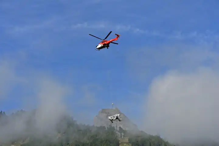 Schwerlasthelikopter AS 332 Super Puma C1 HB-XVY der Firma Heliswiss International AG transportiert ein schweres Bauteil, Wallis, Schweiz