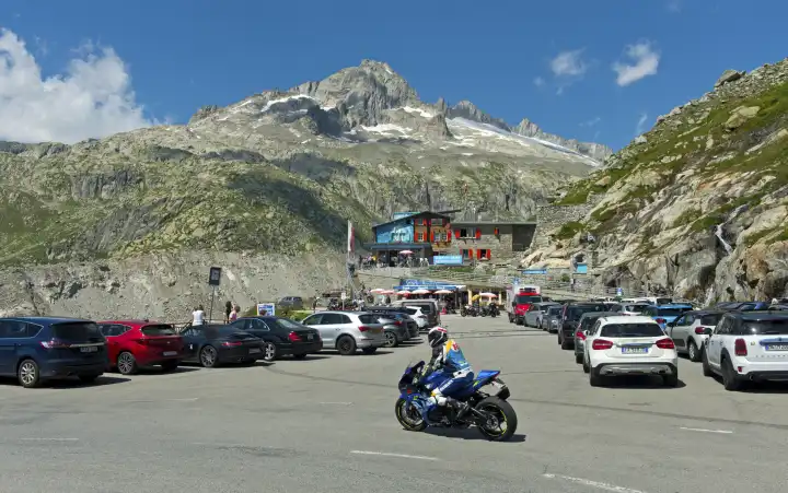 Belebter Parkplatz am Eingang zur Eisgrotte im Rhonegletscher, Furkapass, Belvédère, Obergoms, Wallis, Schweiz
