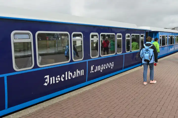 Passagiere besteifen einen Waggon der Inselbahn Langeoog, Langoog, Ostfriesischen Inseln, Niedersachsen, Deutschland