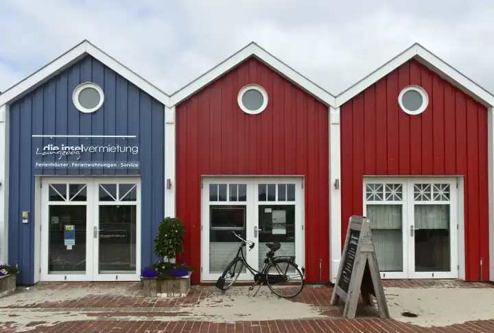 Bunte Holzhäuser mit Boutiquen und Restaurants, Nordseeinsel Langeoog, Ostfriesische Inseln, Niedersachsen, Deutschland