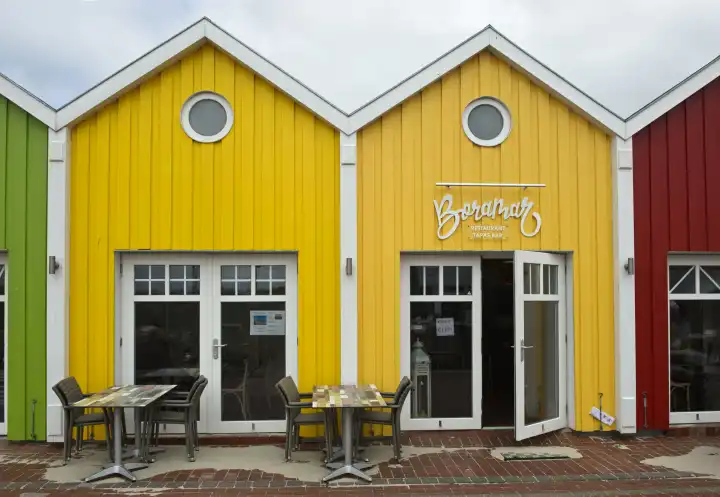 Bunte Holzhäuser mit Boutiquen und Restaurants, Nordseeinsel Langeoog, Ostfriesische Inseln, Niedersachsen, Deutschland