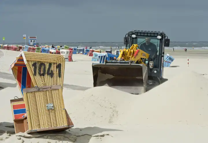 Kompaktlader mit Ladeschaufel bei Strandpflegearbeiten, Langeoog, Ostfriesischen Inseln, Niedersachsen, Germany