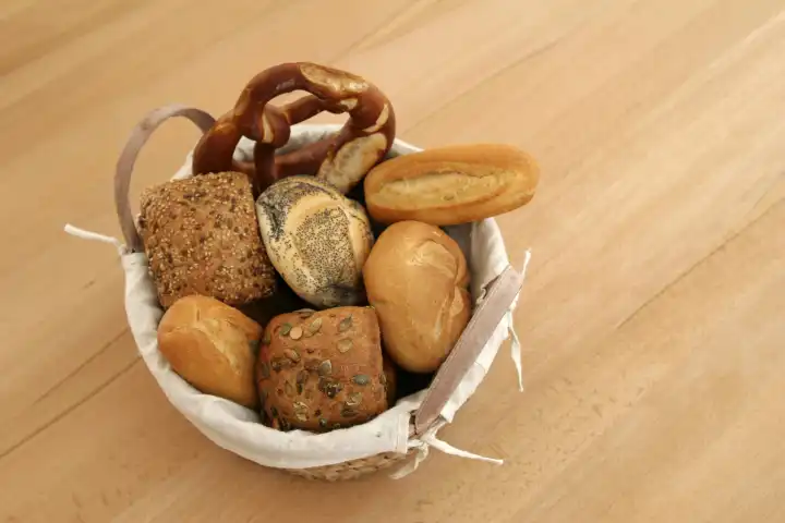 Basket with pretzel and bap
