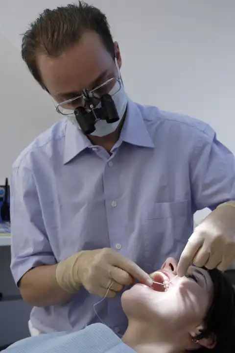 Zahnreinigung mit Zahnseide