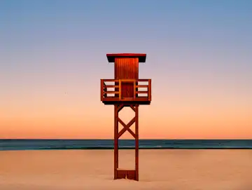 Wachturm der Rettungsschwimmer im Morgengrauen an einem leeren Strand in Andalusien