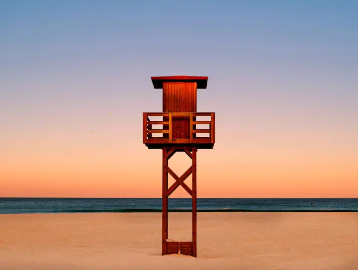 Wachturm der Rettungsschwimmer im Morgengrauen an einem leeren Strand in Andalusien