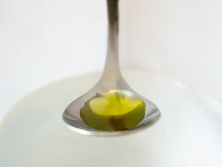 Nahaufnahme von Olivenöl auf einem Löffel