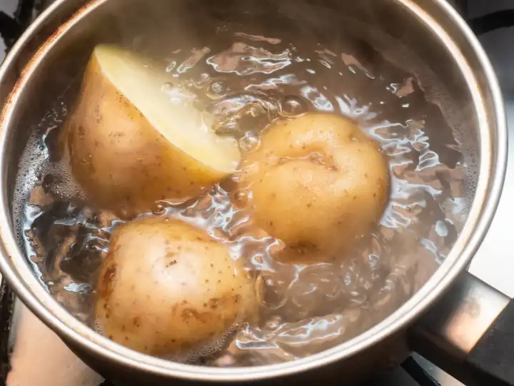 Kartoffeln mit Schale kochen in einem Topf