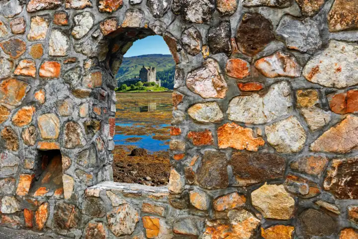 Blick durch ein Fenster einer historischen Mauer auf das Eilean Castle in Schottland