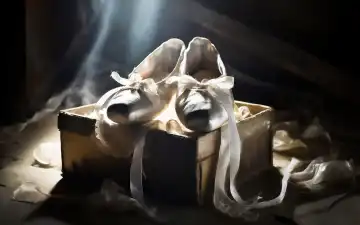 alte Ballettschuhe in einer Schachtel auf dem Dachboden, AI erzeugt