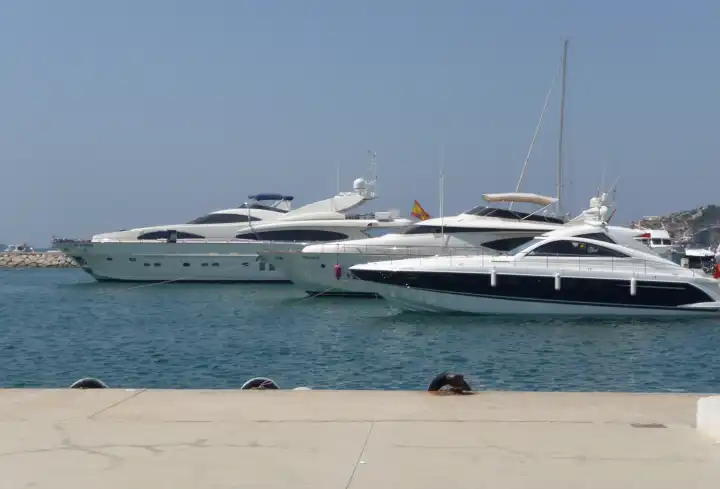 Luxus Yacht im Hafen von Party Insel Ibiza, Spanien