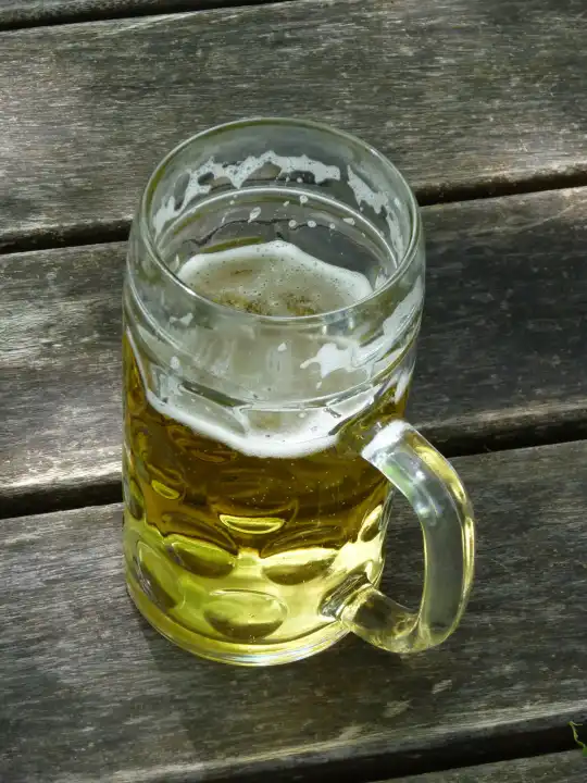 Bayerischer Bierkrug auf Tisch in einem Biergarten