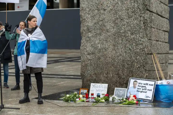 Mahnwache am 18.02.2024 für den verstorbenen Alexej Nawalny, Roncalliplatz, Köln, Nordrhein-Westfalen, Deutschland, Europa