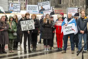 Vigil on 18.02.2024 for the late Alexei Navalny, Roncalliplatz, Cologne, North Rhine-Westphalia, Germany, Europe