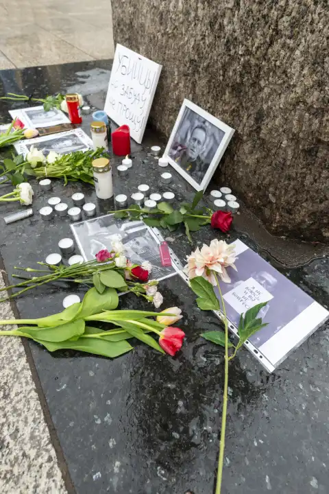 Mahnwache am 18.02.2024 für den verstorbenen Alexej Nawalny, Roncalliplatz, Köln, Nordrhein-Westfalen, Deutschland, Europa