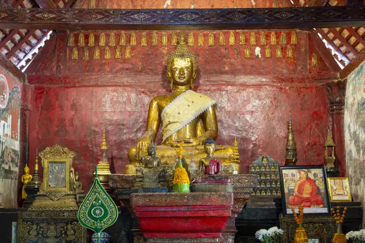 Goldene Buddhastatue, Bhumispara-mudra, Buddha Gautama im Augenblick der Erleuchtung, Wat Long Koon, Luang Prabang, Laos, Asien