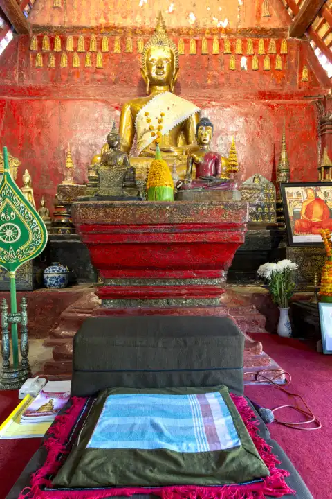 Goldene Buddhastatue, Bhumispara-mudra, Buddha Gautama im Augenblick der Erleuchtung, Wat Long Koon, Luang Prabang, Laos, Asien