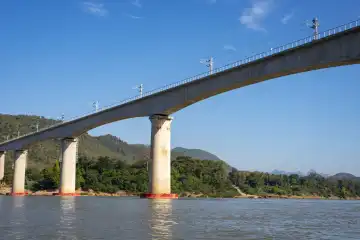 Brücke über den Mekong für die China-Laos-Eisenbahn, bei Luang Prabang, Provinz Luang Prabang, Laos, Asien