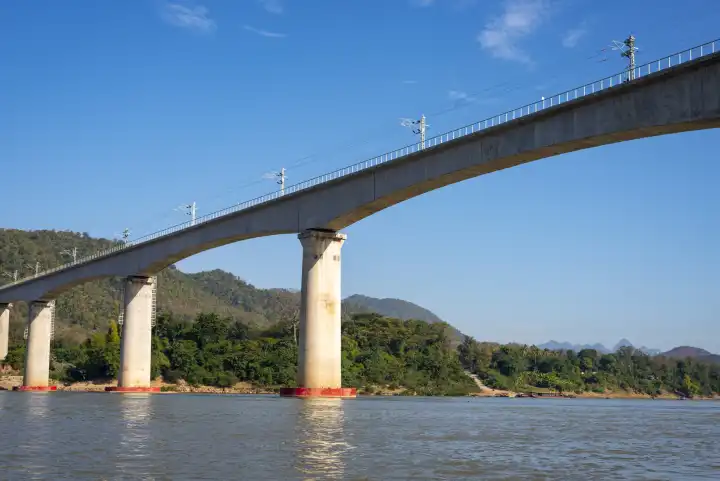 Brücke über den Mekong für die China-Laos-Eisenbahn, bei Luang Prabang, Provinz Luang Prabang, Laos, Asien