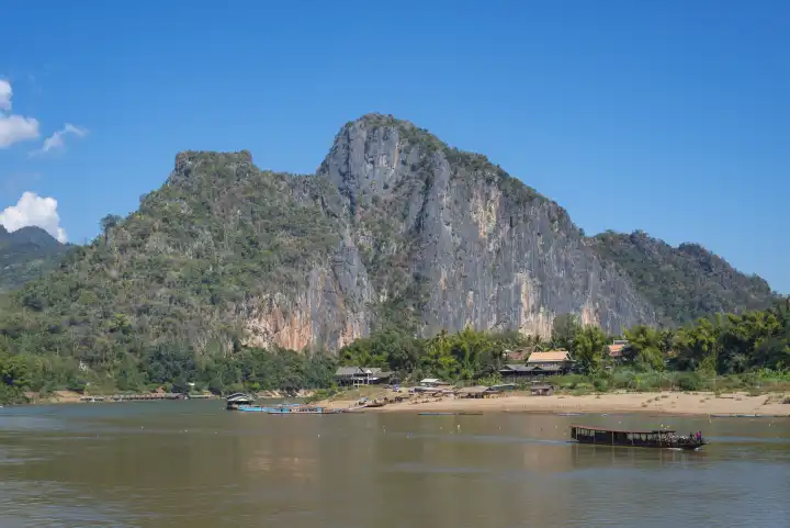 Blick über den Mekong bei den Pak Ou Höhlen, Provinz Luang Prabang, Laos, Asien