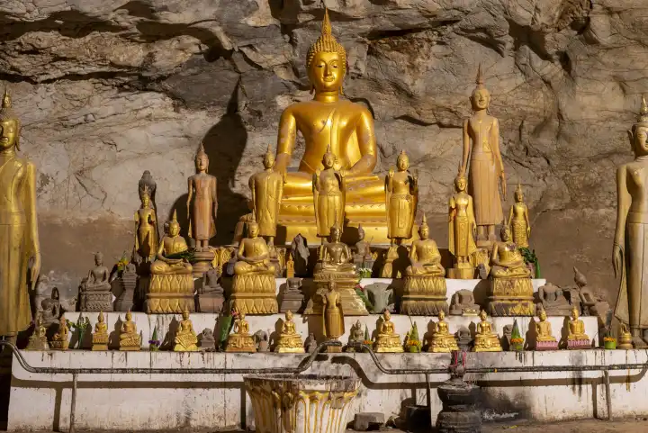 Zahlreiche Buddhastatuen in der Höhle Pak Ou Cave, eine heilige Stätte, Pak Ou, Provinz Louangphabang, Laos, Asien