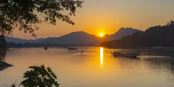 Sonnenuntergang am Mekong bei Luang Prabang, Laos, Asien