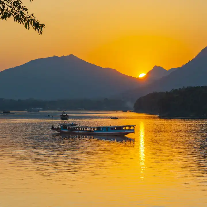 Sonnenuntergang am Mekong bei Luang Prabang, Laos, Asien