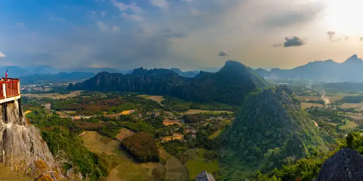 Panorama vom Pha Ngern View Point auf Vang Vieng und die Kartlandschaft, Provinz Vientiane, Laos, Asien