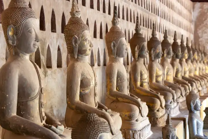 Antike Buddha-Statuen im Innenhof des Wat Si Saket, Vientiane, Provinz Vientiane, Laos, Asien