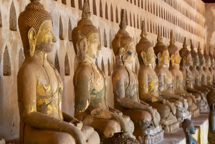 Antike Buddha-Statuen im Innenhof des Wat Si Saket, Vientiane, Provinz Vientiane, Laos, Asien
