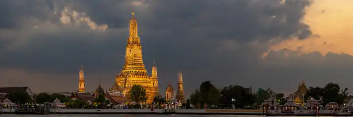 Sonnenuntergang am Wat Arun, Tempel der Morgenröte, Bangkok, Thailand, Asien