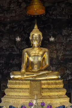 Goldene Buddhastatue, Bhumispara-mudra, Buddha Gautama im Augenblick der Erleuchtung, Wat Suthat Thepwararam, Bangkok, Thailand, Asien