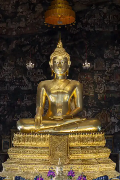 Goldene Buddhastatue, Bhumispara-mudra, Buddha Gautama im Augenblick der Erleuchtung, Wat Suthat Thepwararam, Bangkok, Thailand, Asien