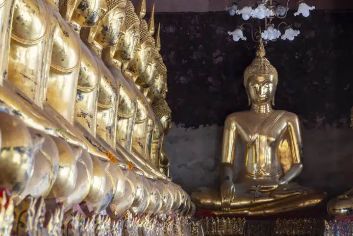 Goldene Buddhastatuen, Bhumispara-mudra, Buddha Gautama im Augenblick der Erleuchtung, Wat Suthat Thepwararam, Bangkok, Thailand, Asien
