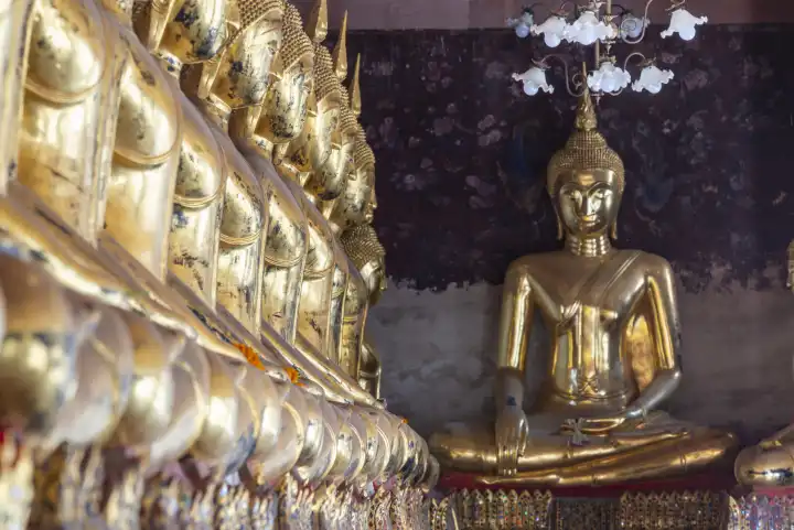 Goldene Buddhastatuen, Bhumispara-mudra, Buddha Gautama im Augenblick der Erleuchtung, Wat Suthat Thepwararam, Bangkok, Thailand, Asien