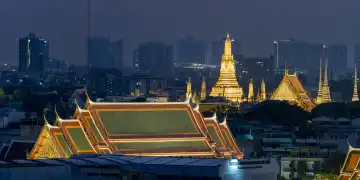 Panorama vom Golden Mount zu den beleuchteten Wat Ratchabophit, Wat Rachapradit, Wat Pho und Wat Arun, Bangkok, Thailand, Asien