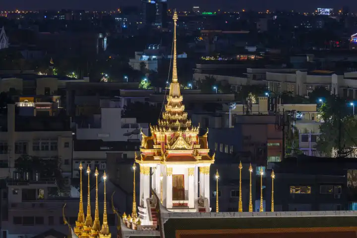 Nachtaufnahme vom beleuchteten Wat Ratchanatdaram Worawihan, Bangkok, Thailand, Asien