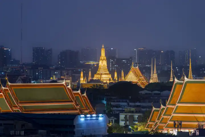Panorama vom Golden Mount zu den beleuchteten Wat Ratchabophit, Wat Rachapradit, Wat Pho und Wat Arun, Bangkok, Thailand, Asien