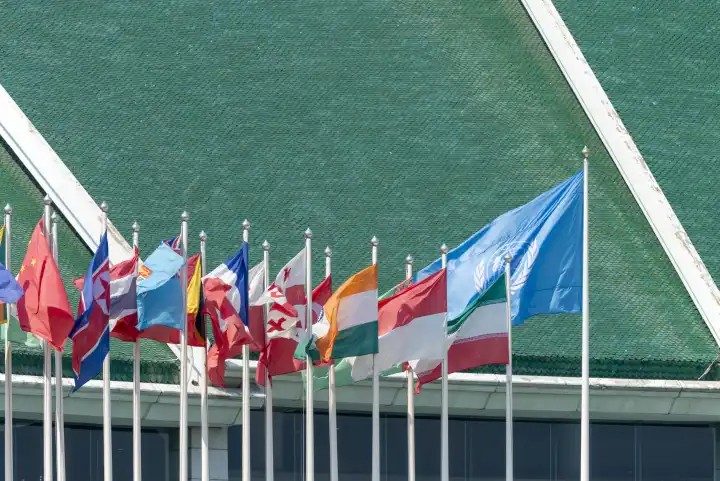 Viele Flaggen vor dem Konferenzzentrum der Vereinten Nationen, Bangkok, Thailand, Asien