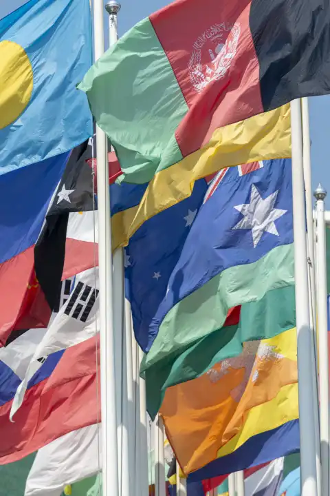 Viele Flaggen vor dem Konferenzzentrum der Vereinten Nationen, Bangkok, Thailand, Asien