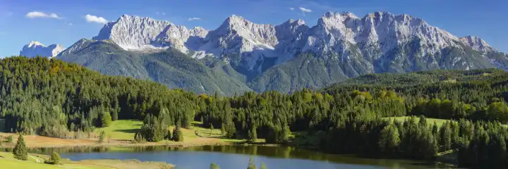 Geroldsee, dahinter das Karwendelgebirge, Werdenfelser Land, Oberbayern, Bayern, Deutschland, Europa