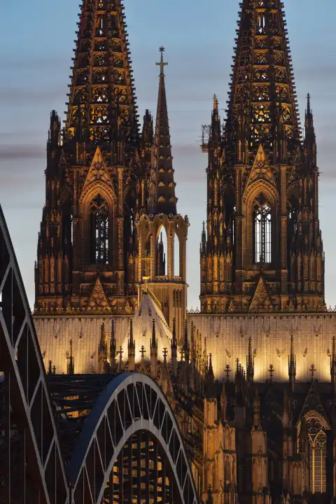 LED lamps, evening atmosphere at Cologne Cathedral, Hohenzollern Bridge, Cologne, North Rhine-Westphalia, Germany, Europe