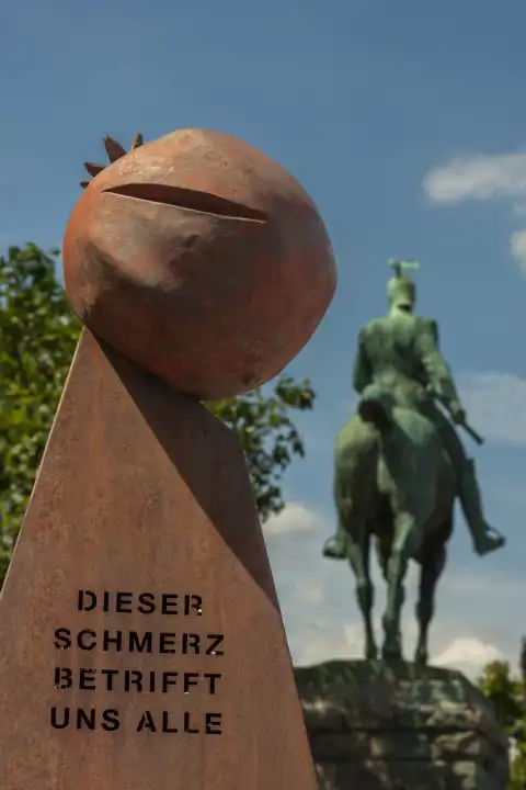Armenier-Mahnmal „Dieser Schmerz betrifft uns alle“, dahinter das Reiterstandbild von Kaiser Wilhelm II auf der Hohenzollernbrücke, Köln, Nordrhein-Westfalen, Deutschland, Europa