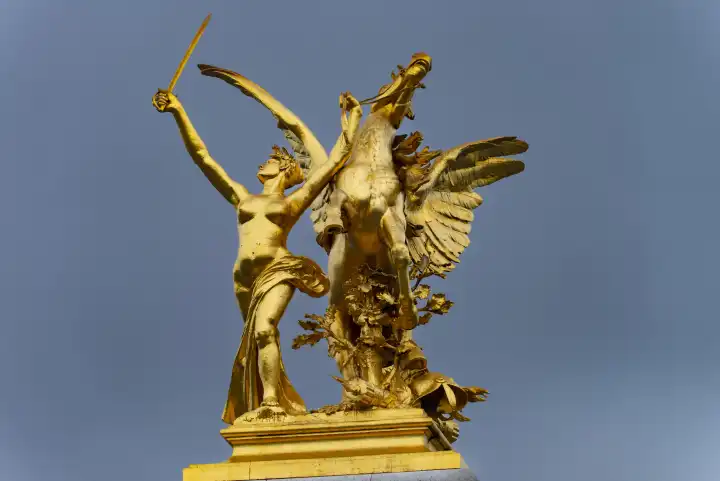 Säule mit der Figurengruppe "Fama im Kampf" auf der Brücke Pont Alexandre III. über die Seine, Paris, Frankreich, Europa