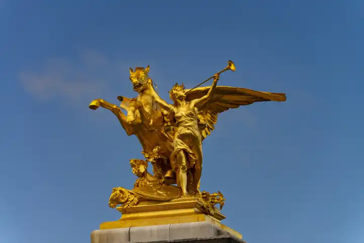 Säule mit der Figurengruppe "Fama des Krieges" auf der Brücke Pont Alexandre III. über die Seine, Paris, Frankreich, Europa
