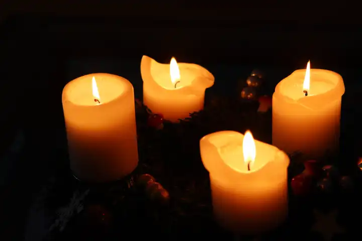 Adventskranz mit gelben Kerzen