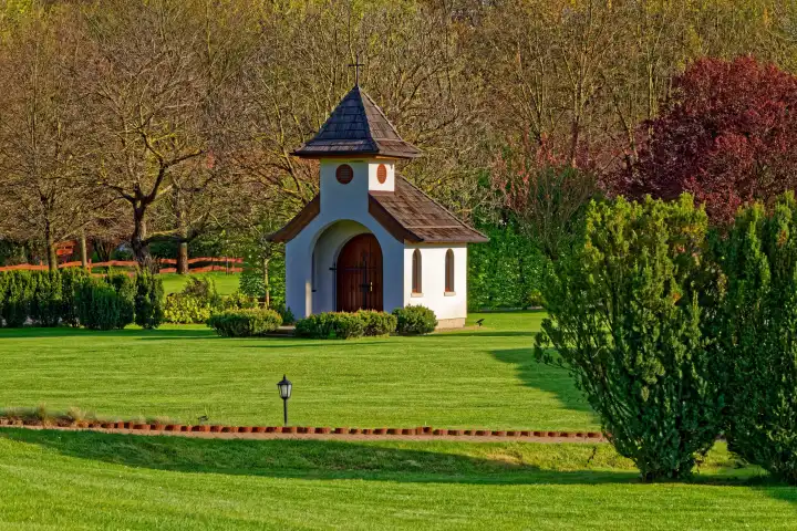 Kleine Kapelle im Park